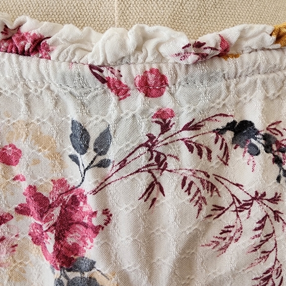 Woven floral flutter sleeve peasant top. Medium - Picture 10 of 12